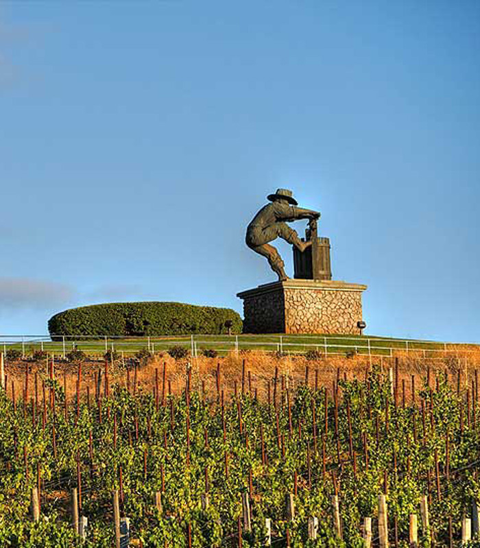 gallery-grape-crusher-statue-and-vineyard