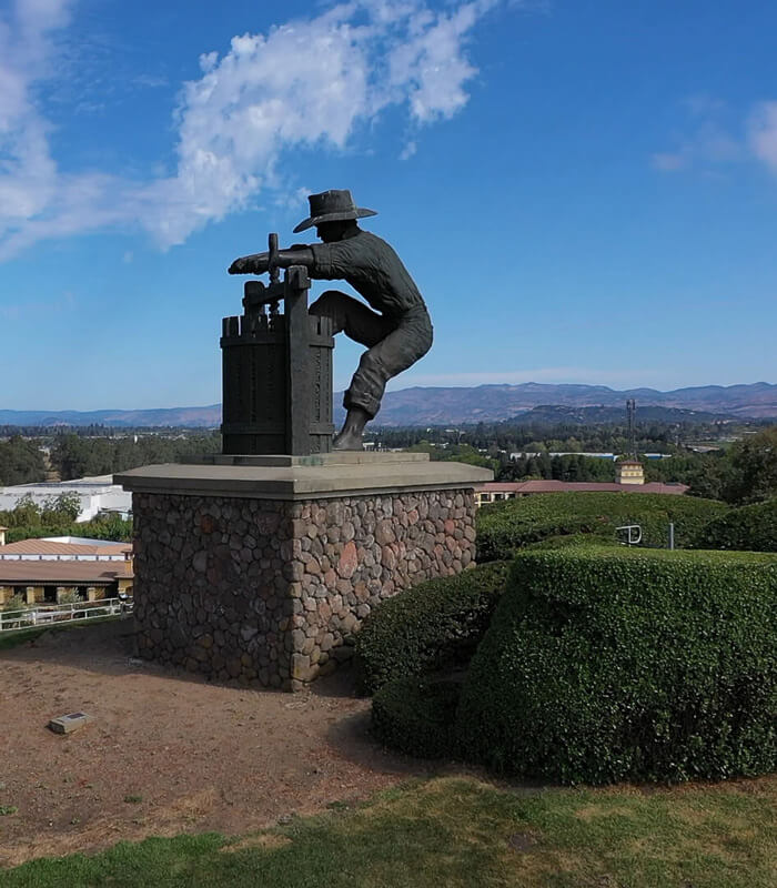 gallery-grape-crusher-statue-with-mountains-in-background