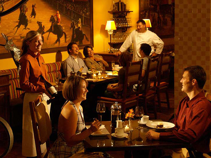 restaurant-with-customers-and-waiters